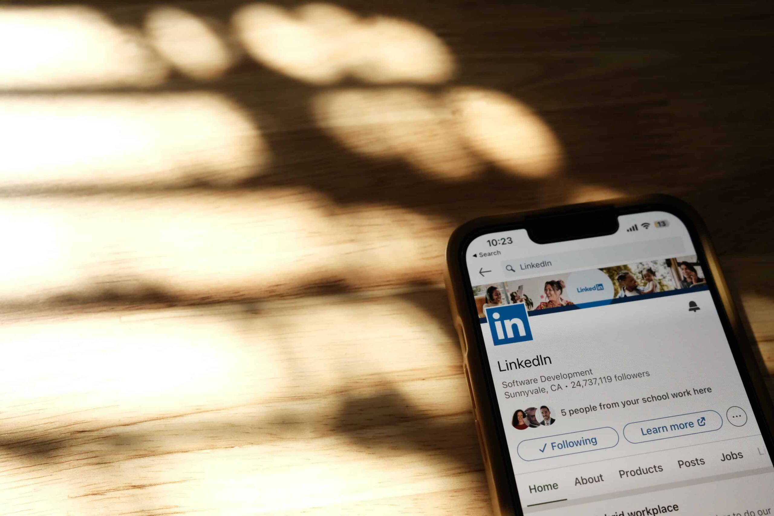 Telefoon met LinkedIn erop